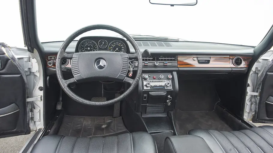 Das Cockpit des Mercedes 280 CE. 