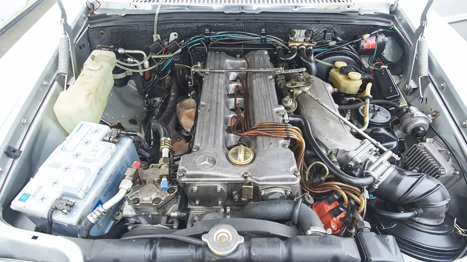 Der Motor des Mercedes 280 CE. 