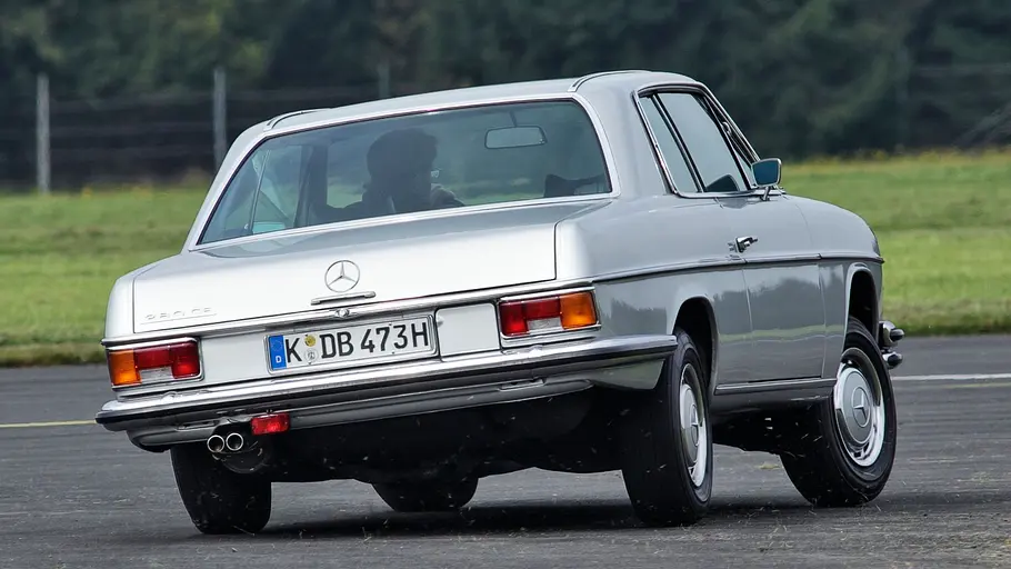 Der Mercedes 280 CE fahrend von hinten.