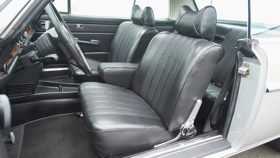Der Fahrersitz des Mercedes 280 CE.