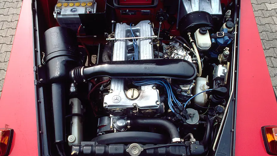 Der Motor des Mercedes 280 GE.