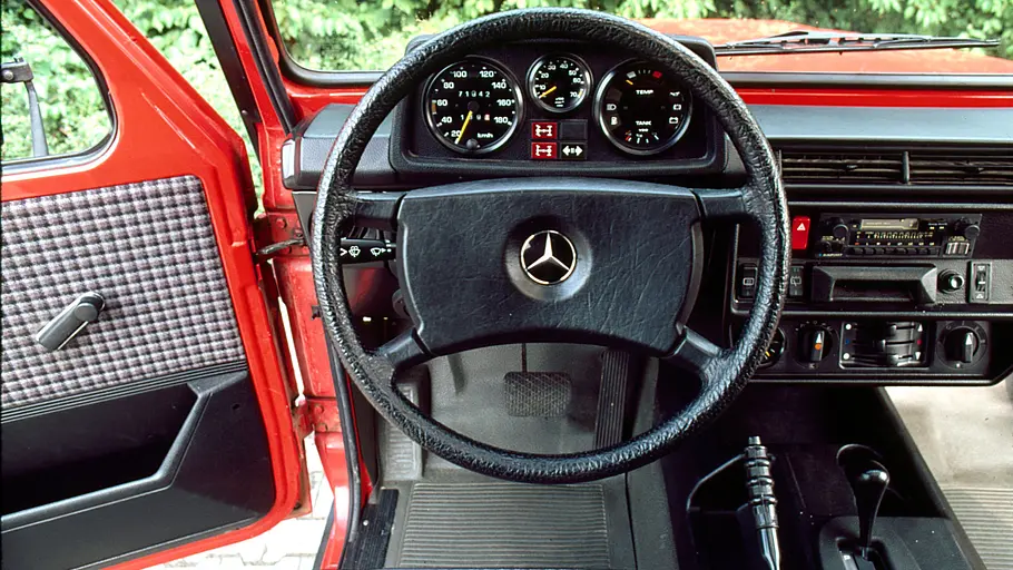 Das Cockpit des Mercedes 280 GE. 