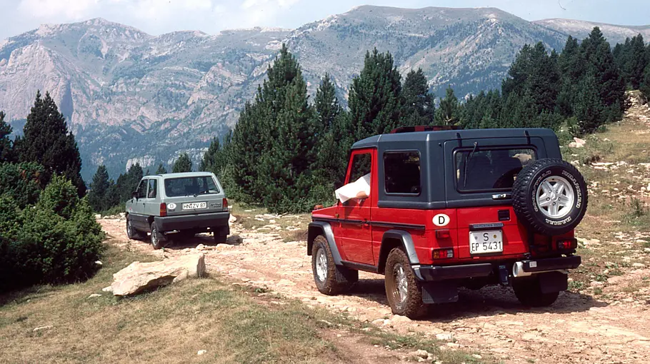 Mercedes 280 GE/Fiat Panda 4x4 fahrend von schräg hinten fotografiert. 
