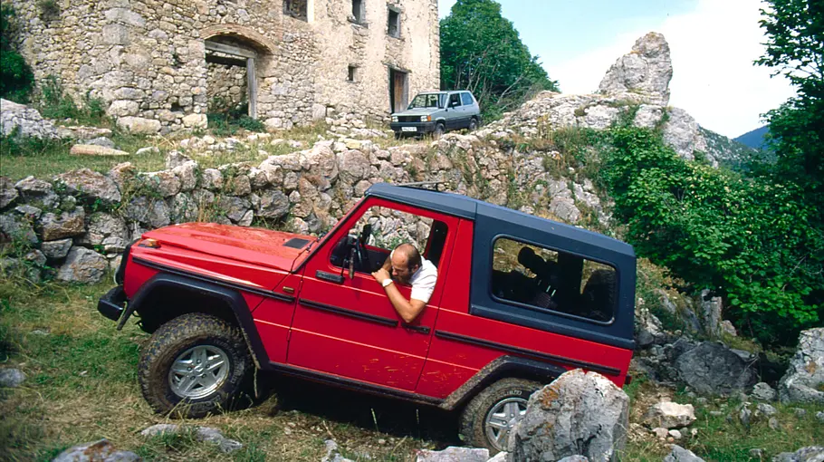 Mercedes 280 GE/Fiat Panda 4x4 statisch von der Seite und von schräg vorne fotografiert. 