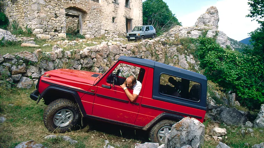 Mercedes 280 GE/Fiat Panda 4x4 statisch von vorne und der Seite fotografiert. 