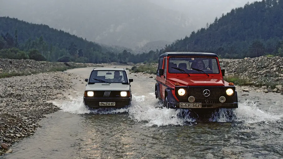 Mercedes 280 GE/Fiat Panda 4x4 fahrend von vorne fotografiert. 