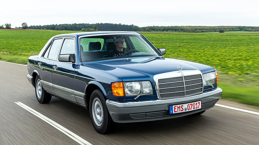 Mercedes 280 SE fahrend von schräg vorne fotografiert. 