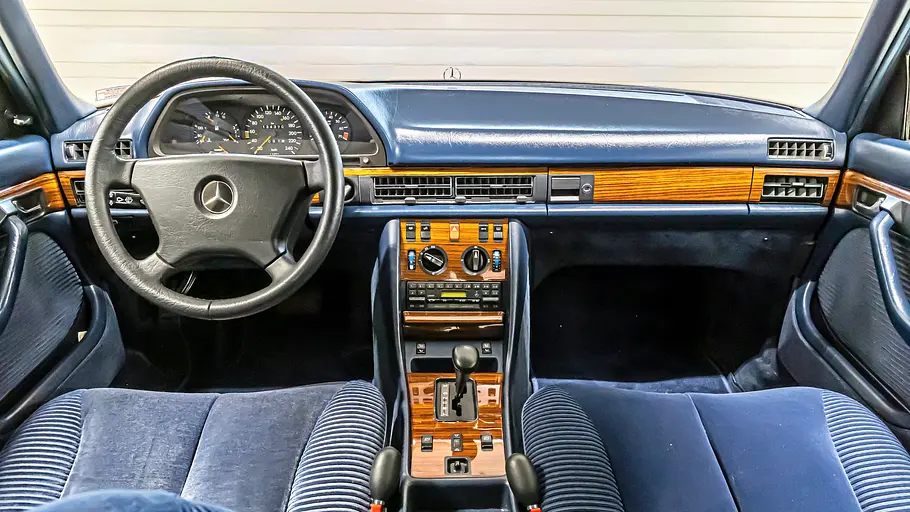 Das Cockpit des Mercedes 280 SE.