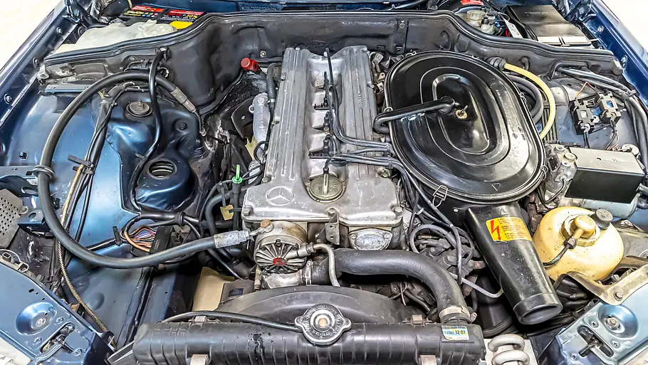 Der Motor des Mercedes 280 SE. 