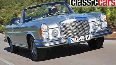 Der Mercedes 280 SE 3.5 fahrend von schräg vorne - Foto: Willy Bister