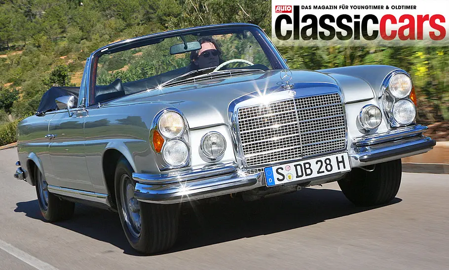 Mercedes 280 SE 3.5 Der Mercedes 280 SE 3.5 fahrend von schräg vorne