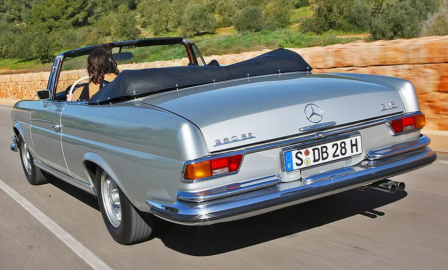 Mercedes 280 SE 3.5 Der Mercedes 280 SE 3.5 fahrend von schräg hinten