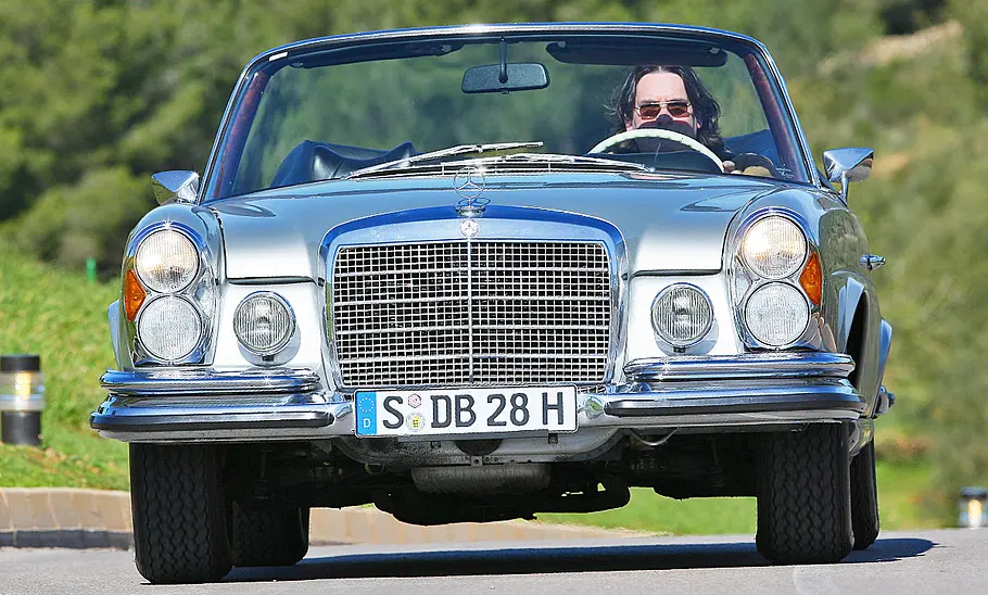 Mercedes 280 SE 3.5 Der Mercedes 280 SE 3.5 fahrend von vorne