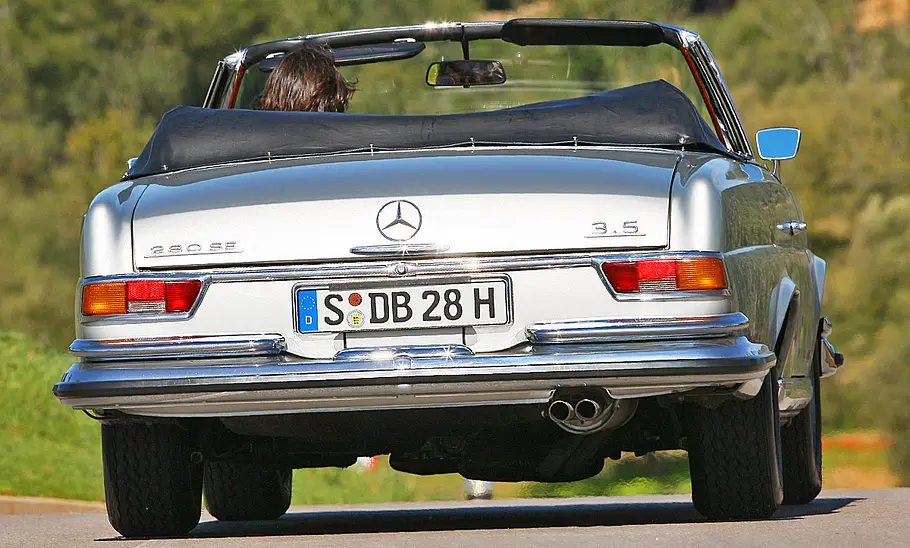 Mercedes 280 SE 3.5 Der Mercedes 280 SE 3.5 fahrend von hinten