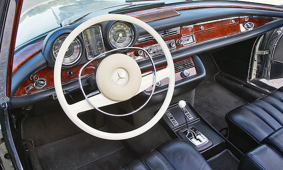 Mercedes 280 SE 3.5 Das Cockpit des Mercedes 280 SE 3.5