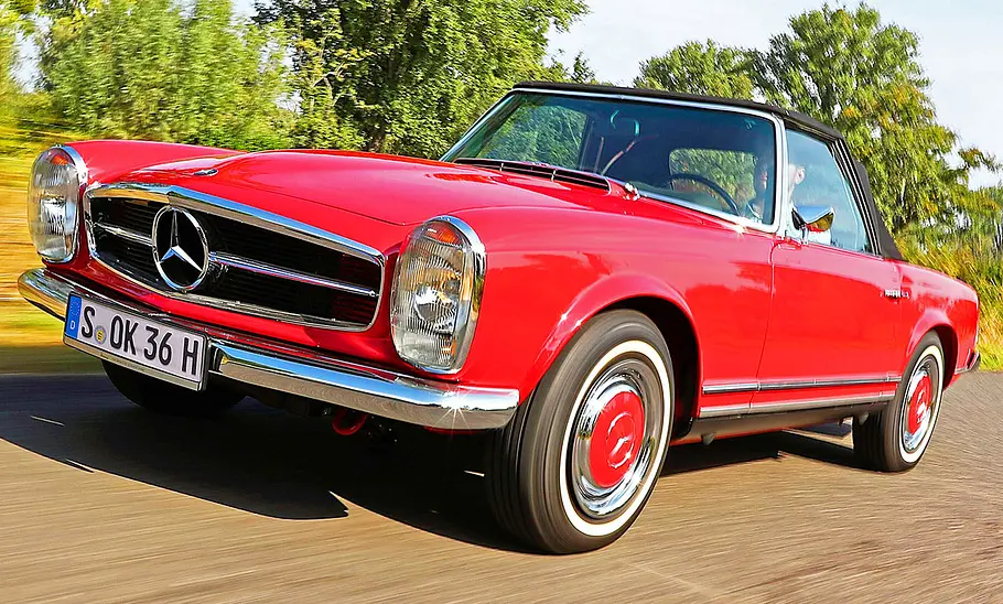 Der Mercedes 280 SL (W113) fahrend von vorne.
