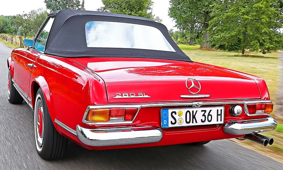 Der Mercedes 280 SL (W113) fahrend von hinten.
