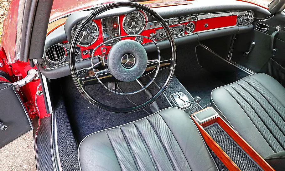 Das Cockpit des Mercedes 280 SL (W113).