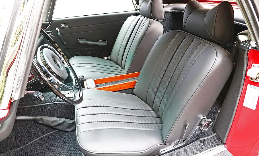 Die Sitze des Mercedes 280 SL (W113).