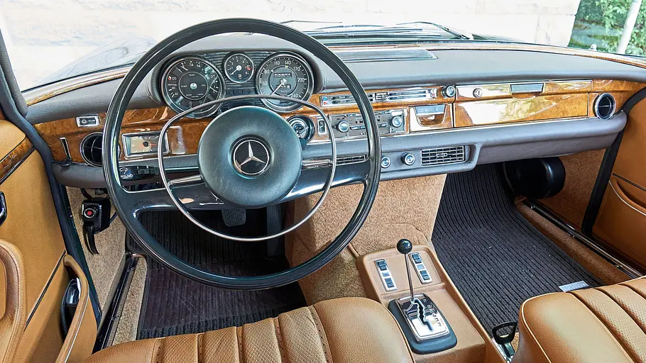 Das Cockpit des Mercedes 300 SEL 6.3.