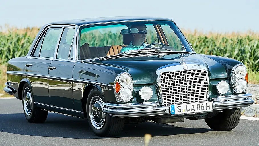 Mercedes 300 SEL 6.3 fahrend von schräg vorne fotografiert. 