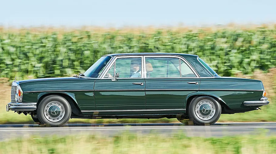 Mercedes 300 SEL 6.3 fahrend von der Seite fotografiert. 