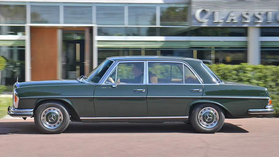 Mercedes 300 SEL 6.3 Der Mercedes 300 SEL 6.3 fahrend seitlich.