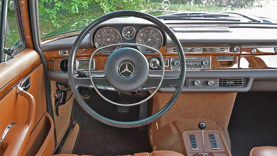 Mercedes 300 SEL 6.3 Das Cockpit des Mercedes 300 SEL 6.3.