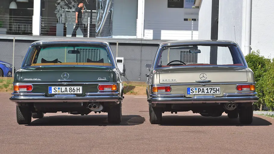Mercedes 300 SEL 6.3 und 250 SE Mercedes 300 SEL 6.3 und 250 SE stehend von hinten.