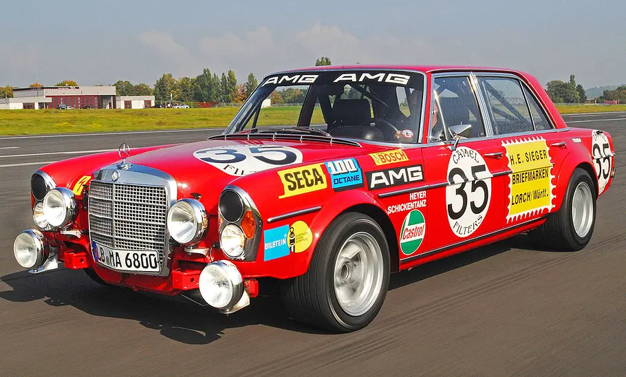 Der Mercedes 300 SEL AMG Rote Sau fahrend von schräg vorne