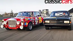 Mercedes 300 SEL AMG Rote Sau und Opel Rekord C Schwarze Witwe fahrend von vorne - Foto: Jürgen Gassebner