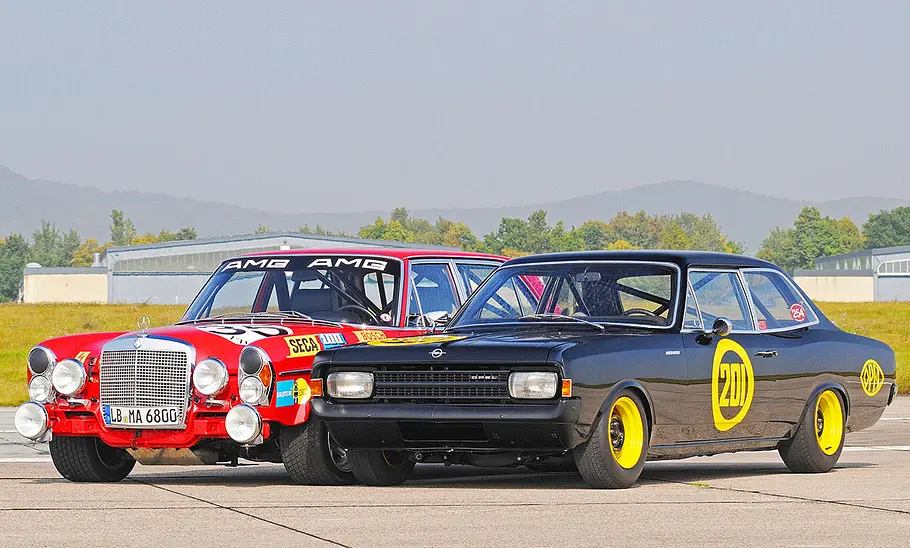 Mercedes 300 SEL AMG Rote Sau/Opel Rekord C Schwarze Witwe Mercedes 300 SEL AMG Rote Sau und Opel Rekord C Schwarze Witwe stehend von vorne
