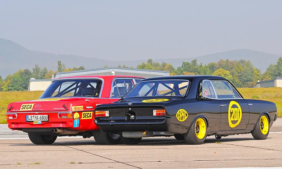 Mercedes 300 SEL AMG Rote Sau/Opel Rekord C Schwarze Witwe Mercedes 300 SEL AMG Rote Sau und Opel Rekord C Schwarze Witwe stehend von hinten