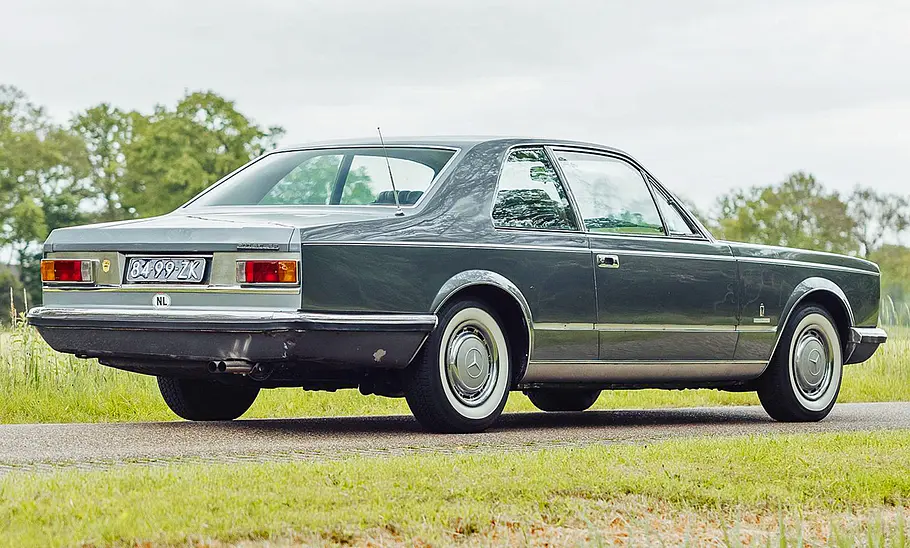 Das Mercedes 300 SEL 6.3 Coupé Pininfarina stehend von schräg hinten.
