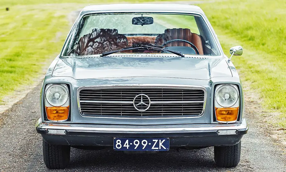 Das Mercedes 300 SEL 6.3 Coupé Pininfarina stehend von vorne.