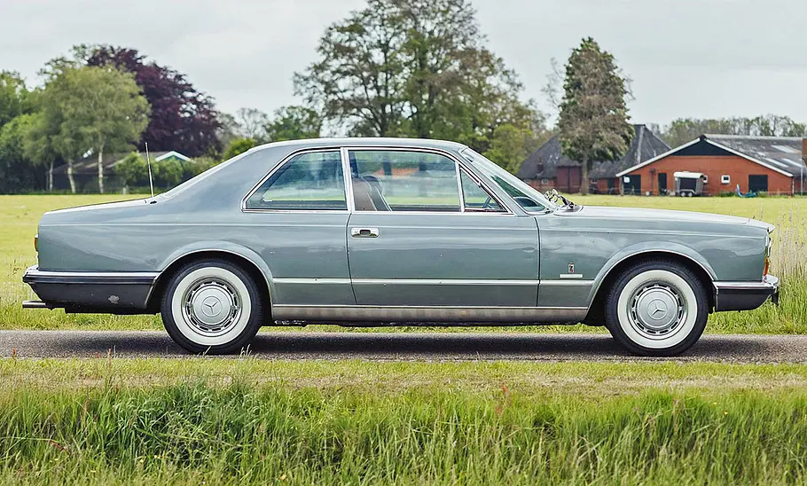 Das Mercedes 300 SEL 6.3 Coupé Pininfarina stehend seitlich.