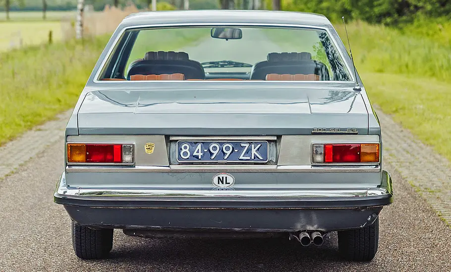 Das Mercedes 300 SEL 6.3 Coupé Pininfarina stehend von hinten.