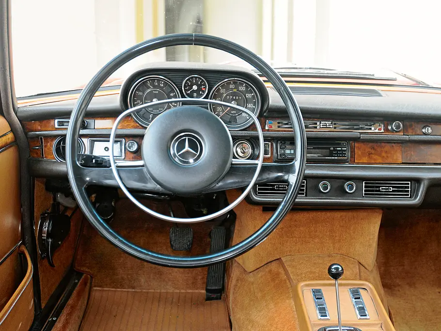 Mercedes 300 SEL Vergleich Bilder technische Daten Cockpit