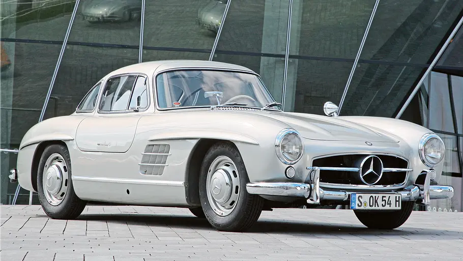 Mercedes 300 SL statisch von schräg vorne fotografiert. 