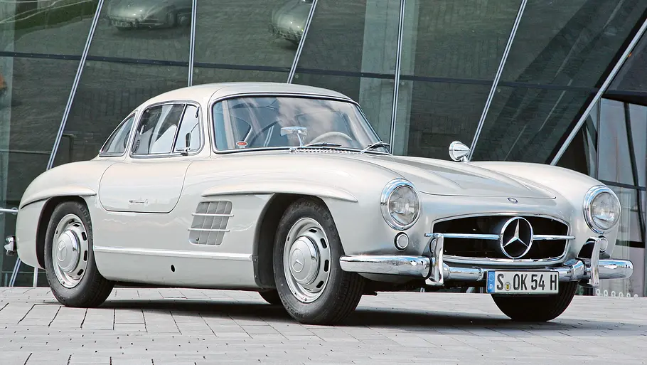 Mercedes 300 SL statisch von schräg vorne fotografiert. 