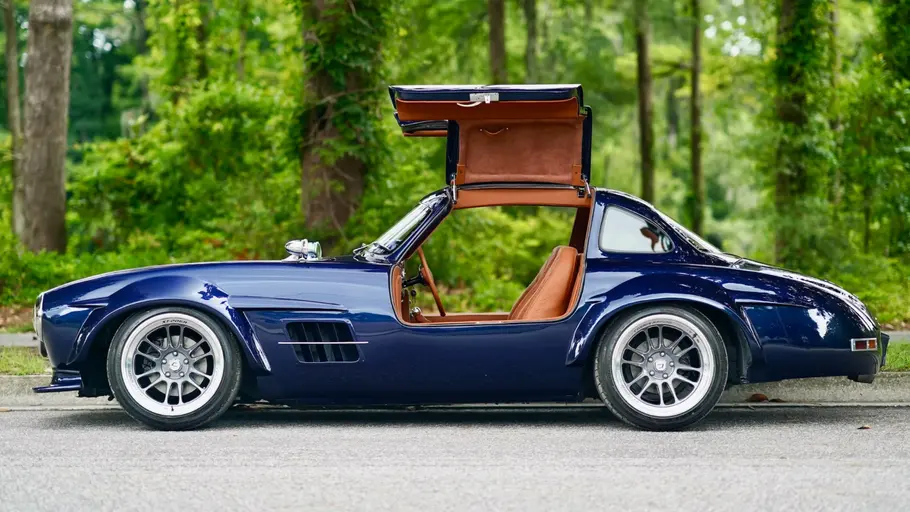 Die Mercedes 300 SL Replika stehend seitlich