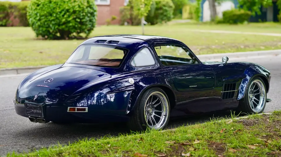 Die Mercedes 300 SL Replika stehend von schräg hinten