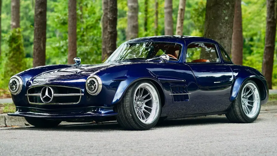 Die Mercedes 300 SL Replika stehend von schräg vorne