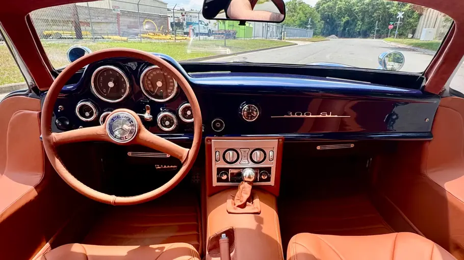 Das Cockpit der Mercedes 300 SL Replika