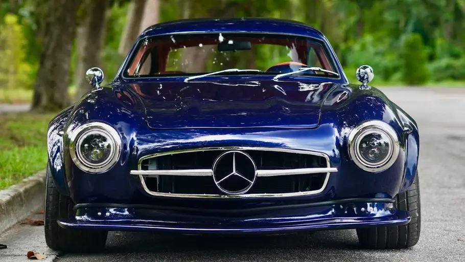 Die Mercedes 300 SL Replika stehend von vorne