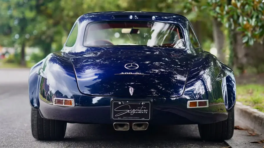 Die Mercedes 300 SL Replika stehend von hinten
