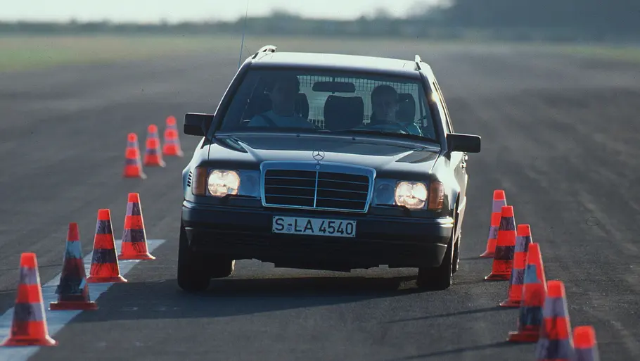 Mercedes 300 TD Turbo fahrend von vorne fotografiert. 