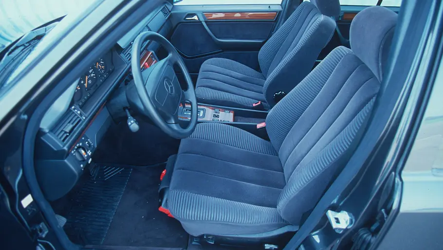 Das Interieur des Mercedes 300 TD Turbo. 