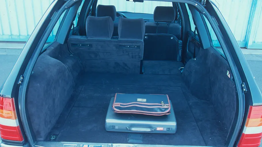 Der Kofferraum des Mercedes 300 TD Turbo. 