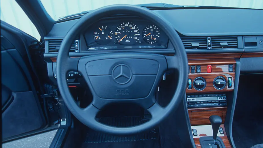 Das Cockpit des Mercedes 300 TD Turbo. 
